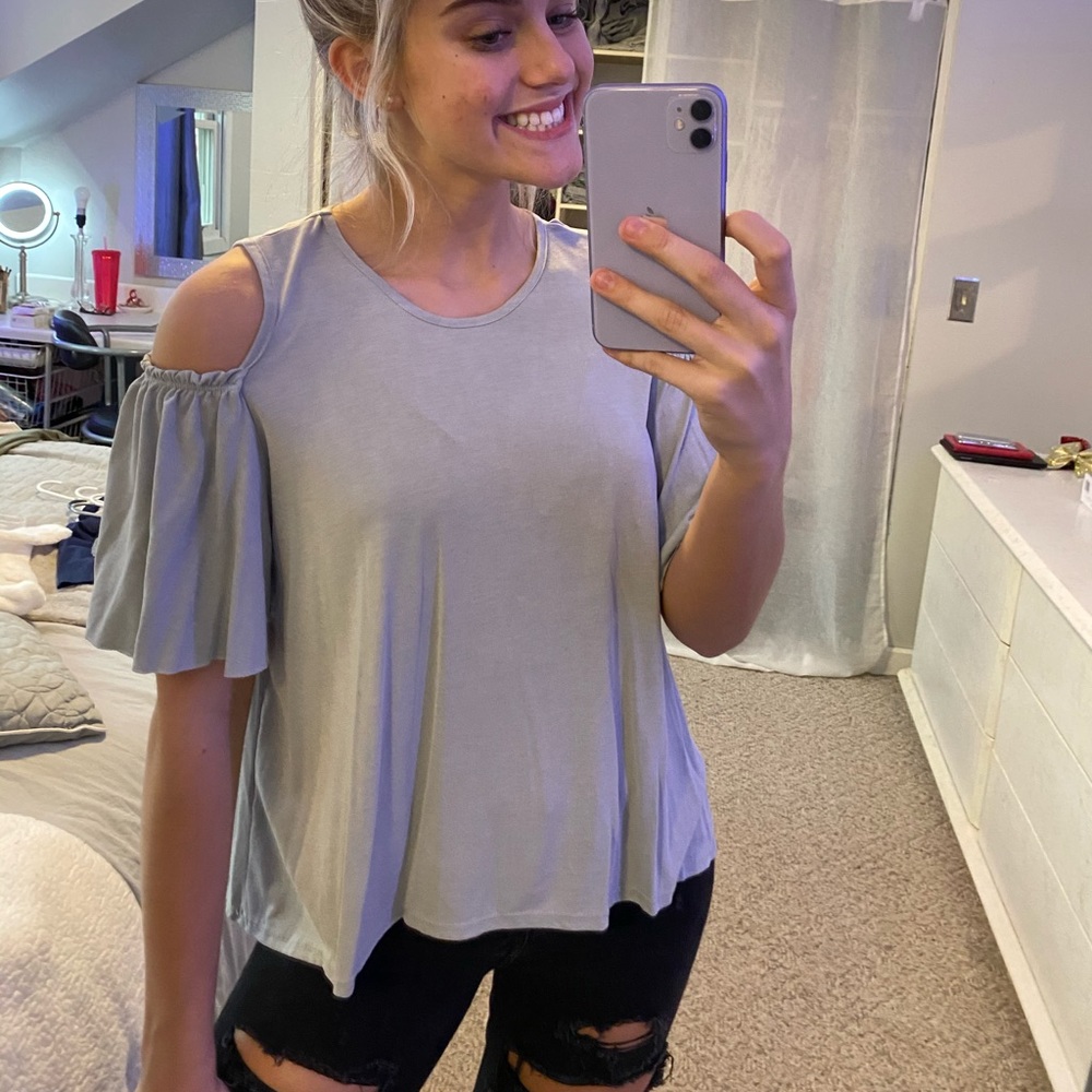 Light gray shoulder cut top !